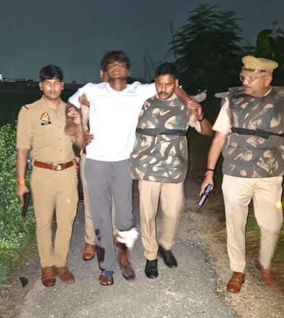 पुलिस मुठभेड़ से संबंधित फोटो।पैर में गोली लगने के बाद आरोपी को ले जाती कोतवाली पुलिस।