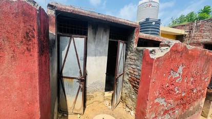 राजकीय प्राथमिक पाठशाला ढांड के कंडम घोषित शौचालय।