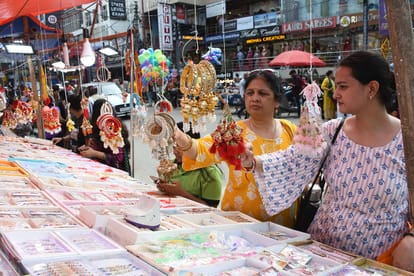 रक्षाबंधन के लिए राखी खरीदतीं महिलाएं। -संवाद