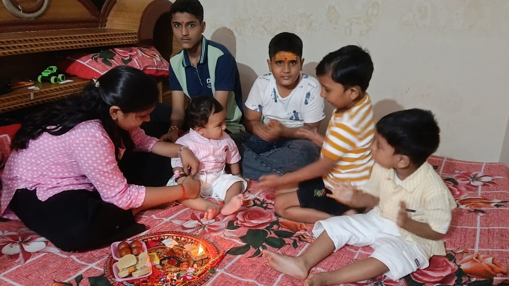 Sisters tied the thread of affection around their brothers' wrists.