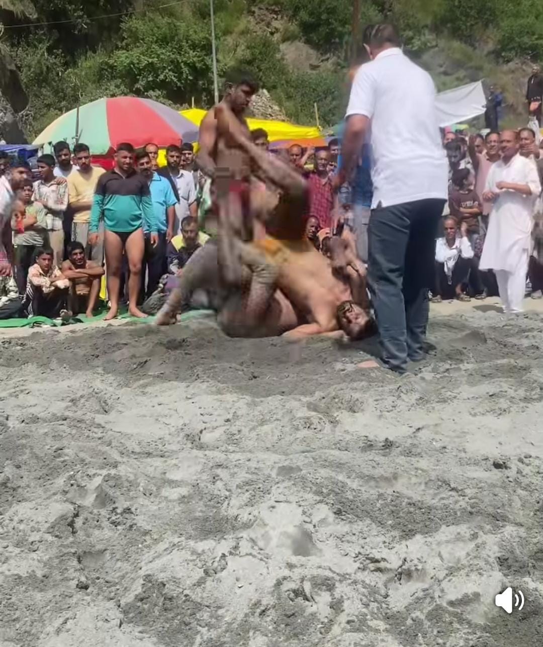 राख में आयोजित दंगल में दावपेचलगाते पहलवान। संवाद
