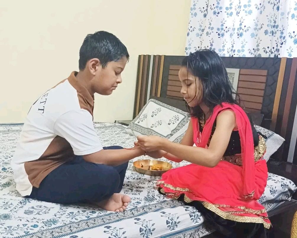 रामपुर में भाई की कलाई पर राखी बांधती बहन। संवाद