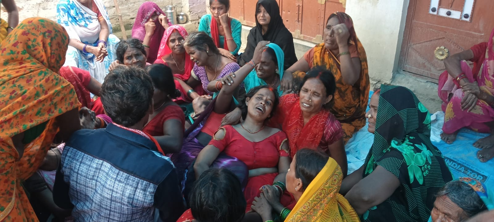 रसड़ा क्षेत्र के डेहरी गांव में हाईटेंशन तार की जद में आने से हुई युवक की मौत के बाद रोती-बिलखत