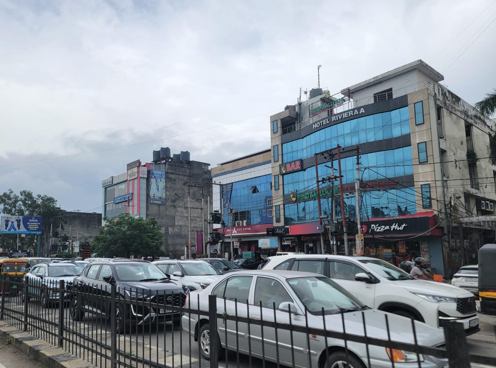 रुद्रपुर के नैनीताल हाईवे की रोड पर जाम के कारण वाहन फंसे रहे