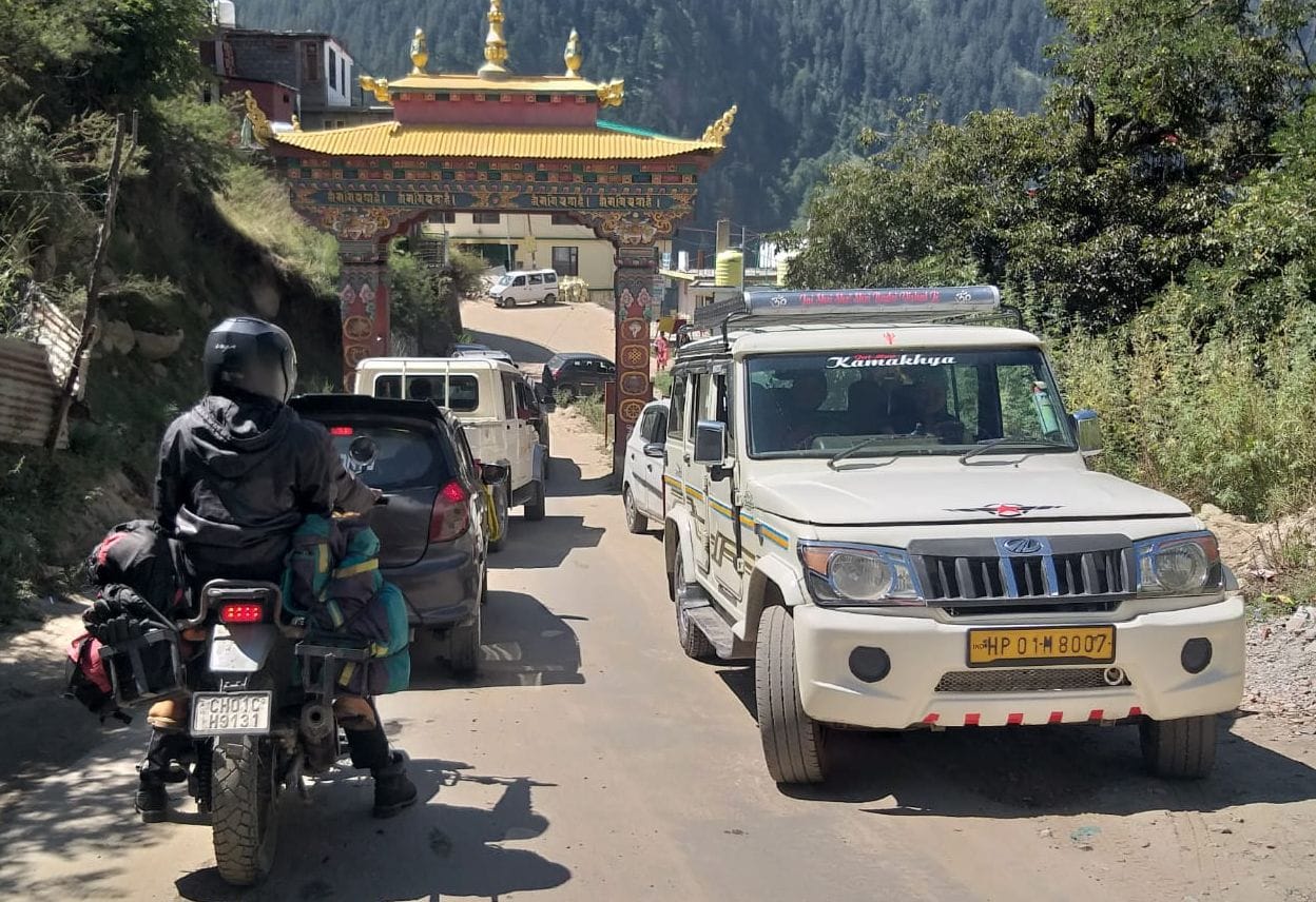 सांगला में वैकल्पिक मार्ग पर बढ़ रही जाम की समस्या। संवाद