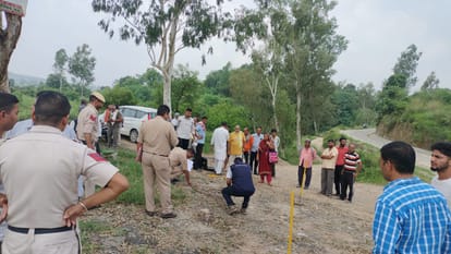 संगासवीं में मारपीट के बाद हुई मौत मामले में घटनास्थल पर पहुंची पुलिस टीम। स्रोत: जागरूक पाठक