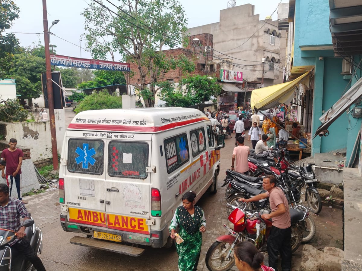 Hathras News: प्रसूता को लेकर जा रही एंबुलेंस जाम में फंसी