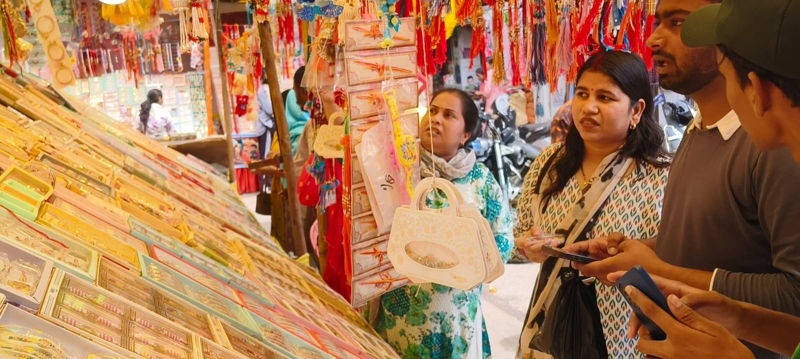 सुपर मार्केट में राखियां खरीदती महिलाएं। 