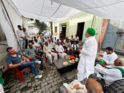 सरधना। कमिश्नरी पर प्रस्तावित महापंचायत को लेकर गांव बहादुरपुर में जनसंपर्क करते भाकियू जिलाध्य