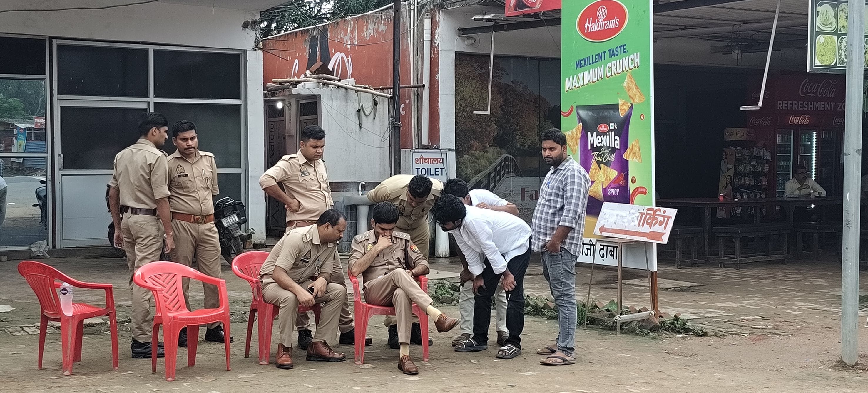 सीसीटीवी में कैद वीडियो से पड़ताल करते सीओ।