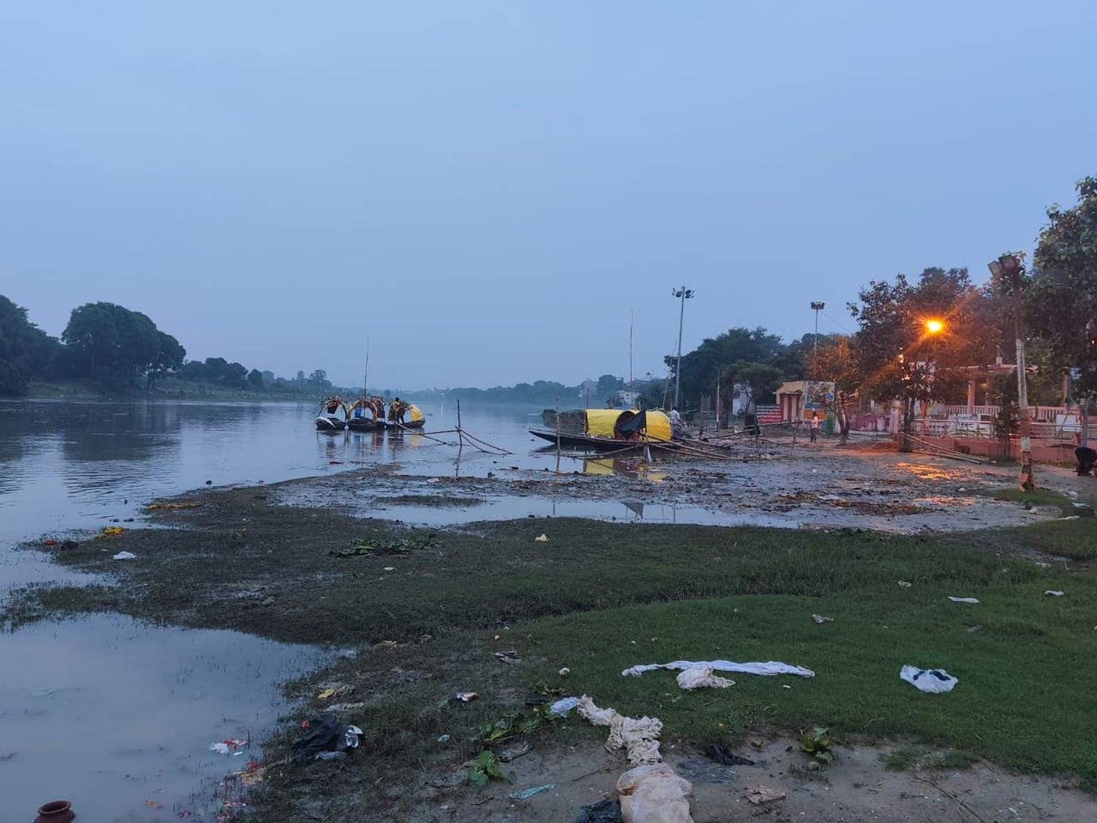 सीताकुंड घाट पर गोमती नदी का जलस्तर। संवाद
