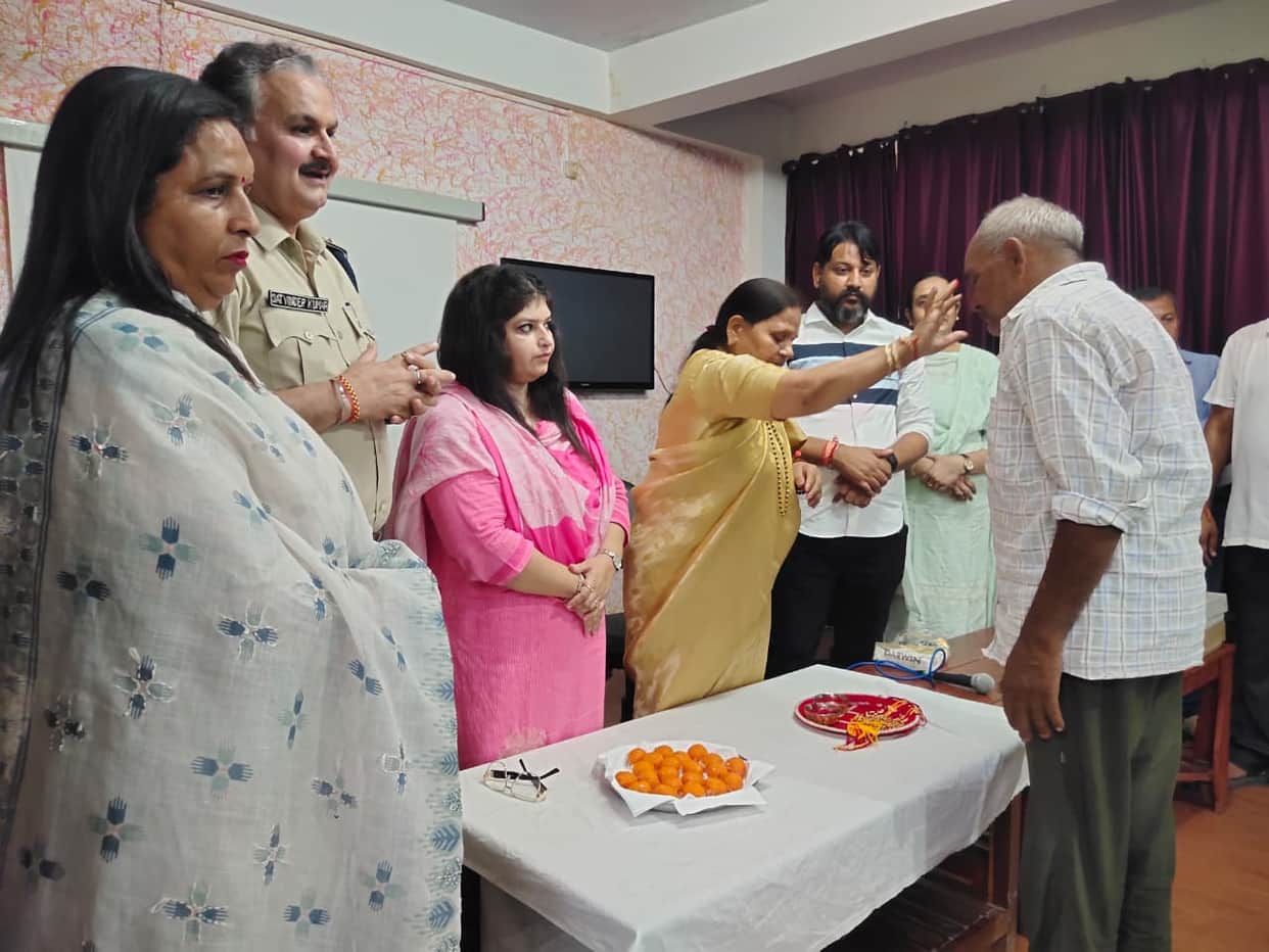 Banto Kataria tied Rakhis to inmates in the jail.
