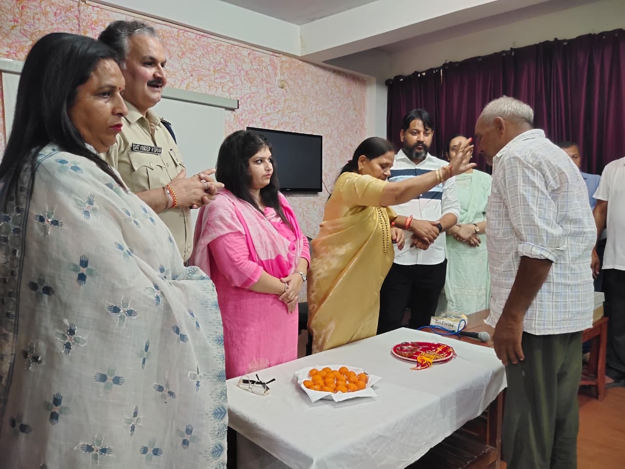 सेंट्रल जेल में बंदियों को राखी बांधने से पहले तिलक करतीं बंतो कटारिया साथ में मेयर। प्रवक्ता