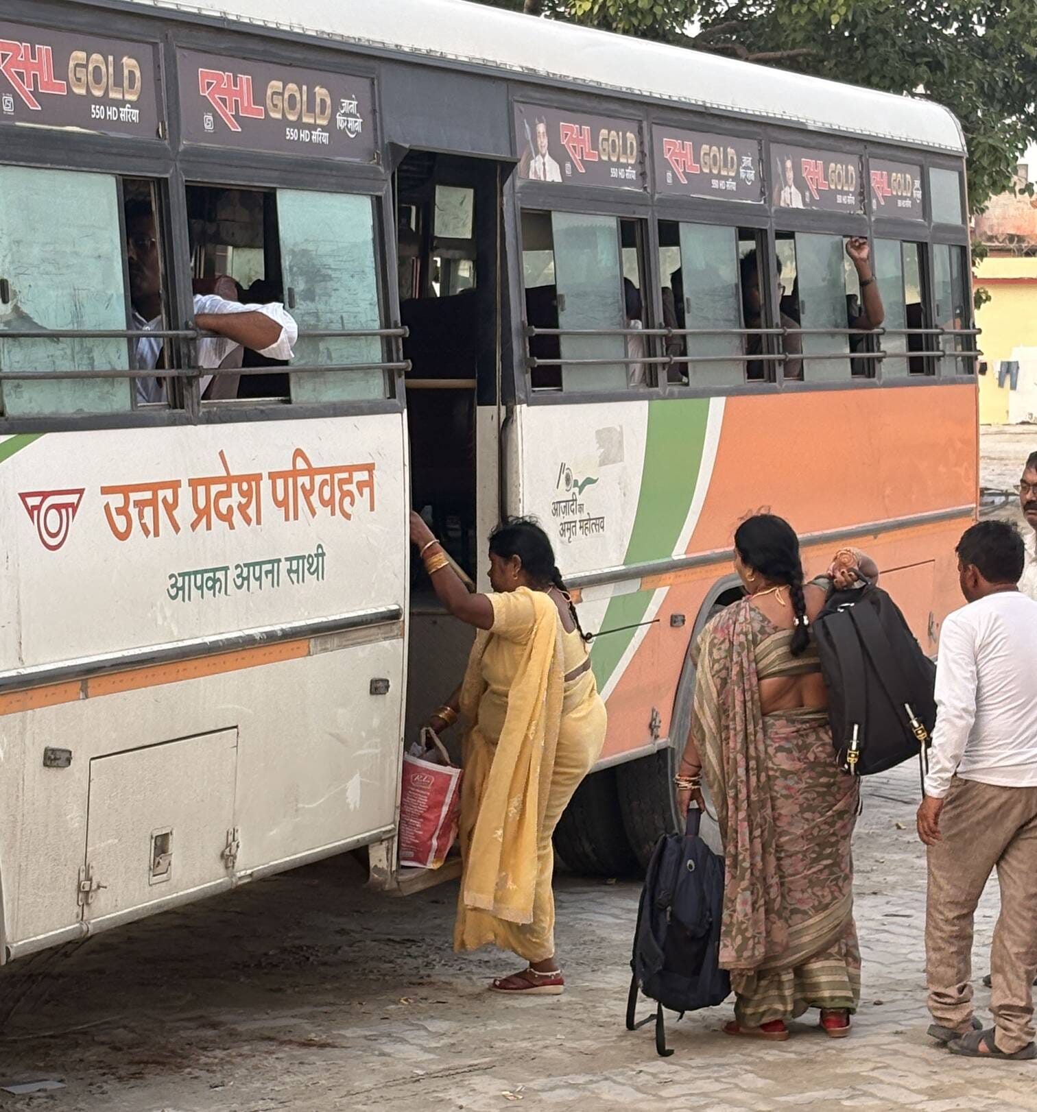 सिद्धार्थनगर रोड़वेल पर बस में चढ़ती महिलाएं। संवाद