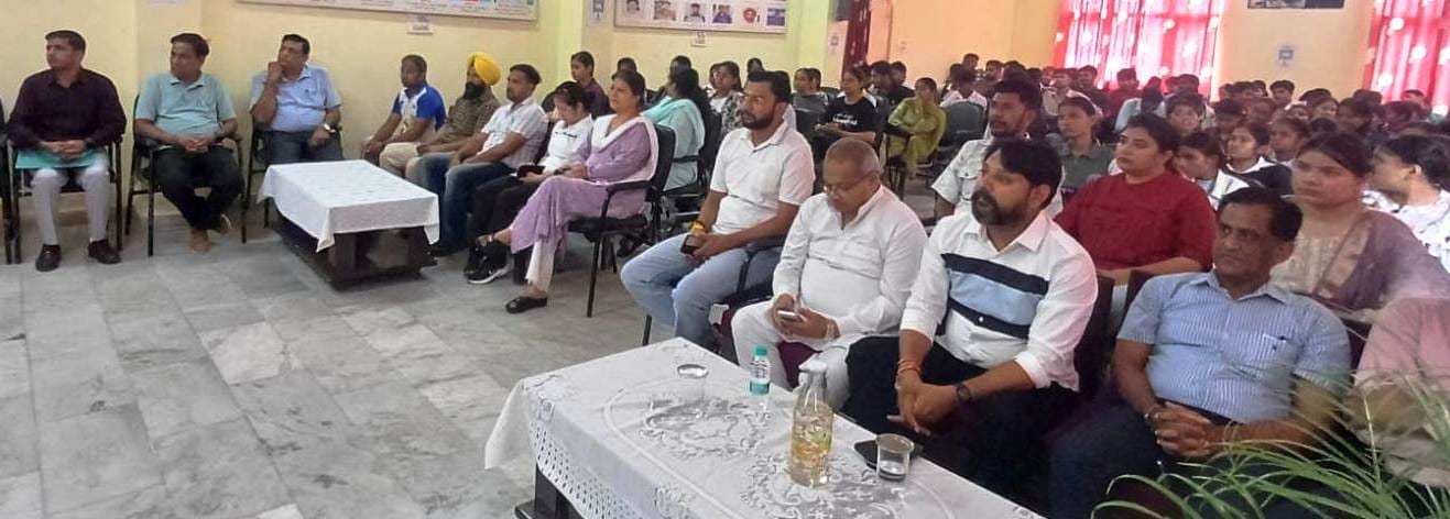 संवाद कार्यक्रम में उपस्थित युवा व पदाधिकारी। विभाग