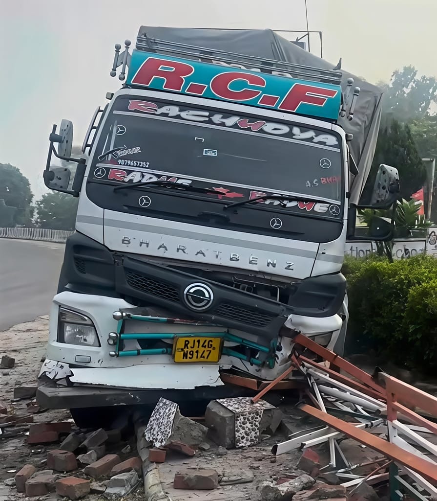 Truck crashes into Shaheedi Chowk railing; major accident averted.