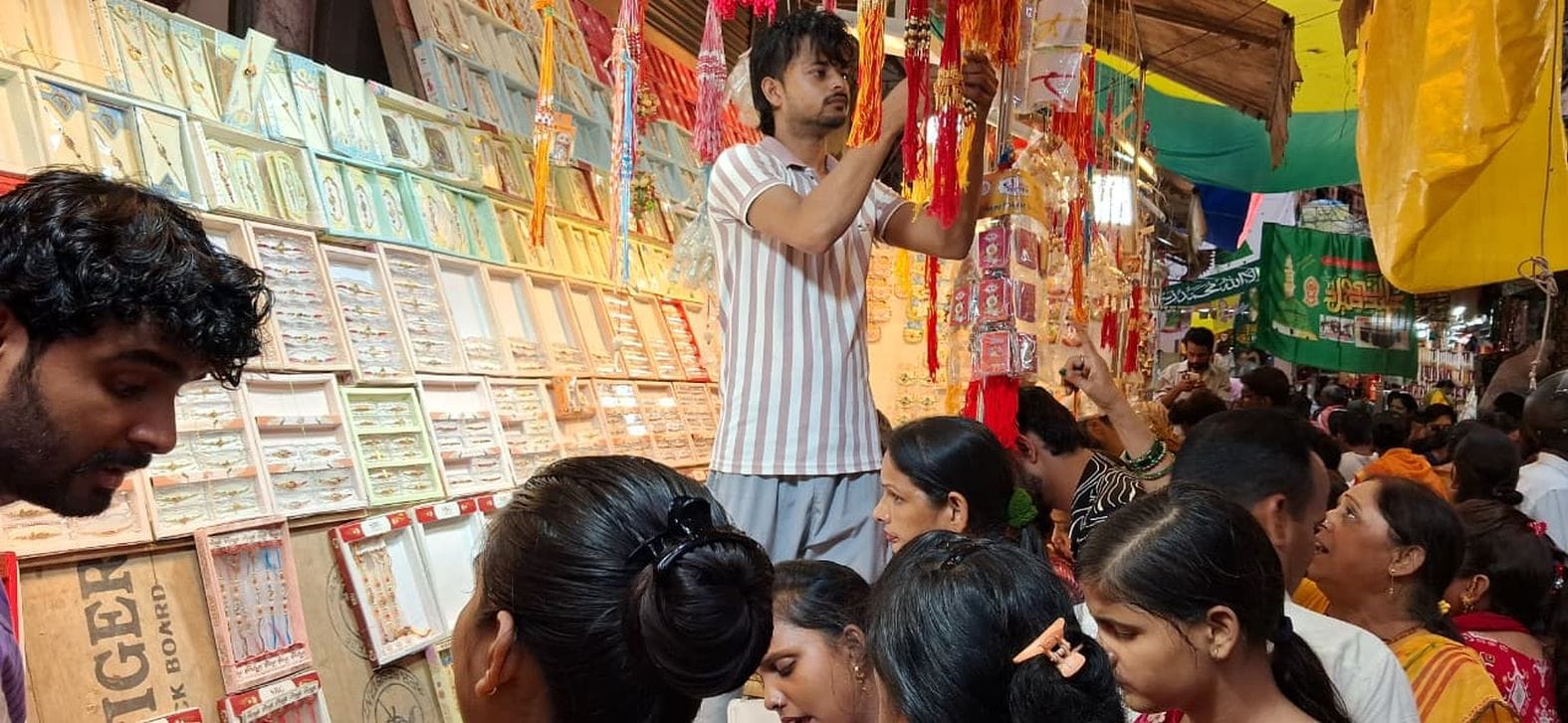 शहर के चौक इलाके में दुकान पर राखी की खरीदारी करतीं महिलाएं। संवाद