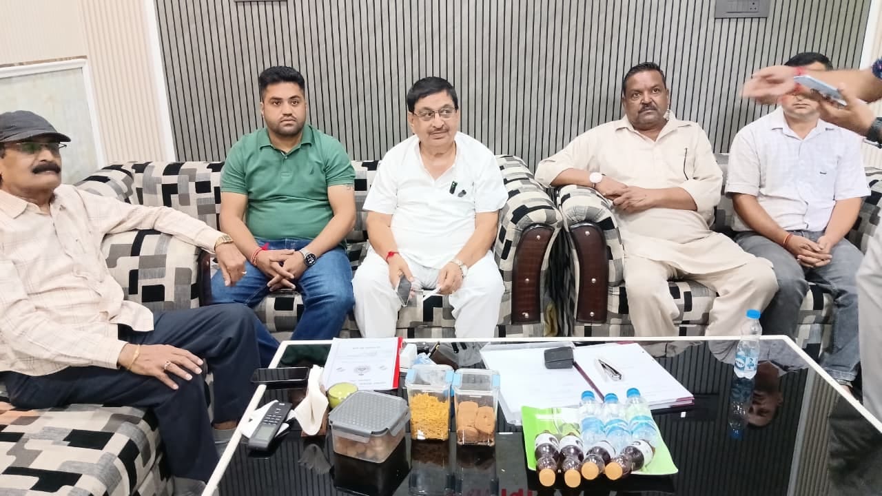 शहर की पुरानी अनाज मंडी में व्यापार मंडल के मीटिंग हॉल में चुनाव प्रक्रिया की जानकारी देते अधि