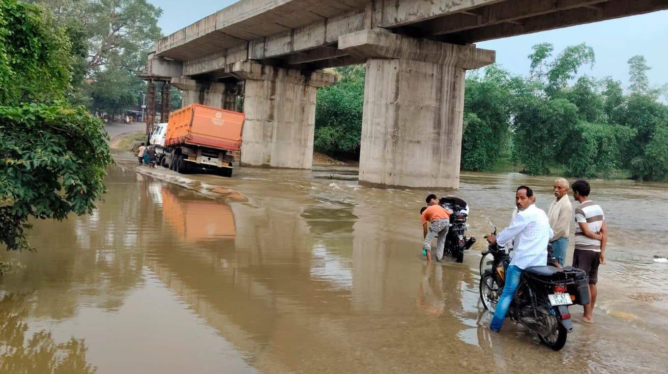 शिकारगंज के गरई नदी पुल पर लगा पानी। संवाद