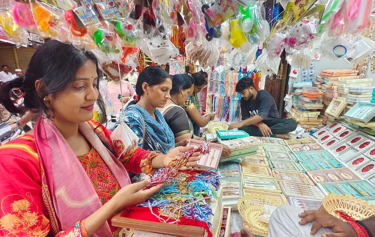 शुक्रवार को भी राखियों की दुकान पर हो रही बिक्री। संवाद