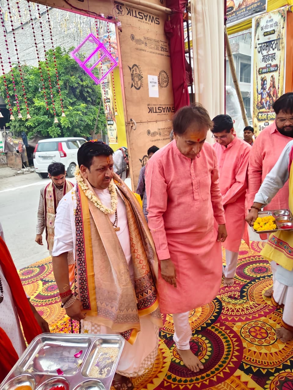 श्री सनातन धर्म मंदिर में कथा स्थल पर जाते राधे-राधे महाराज। स्रोत : मंदिर