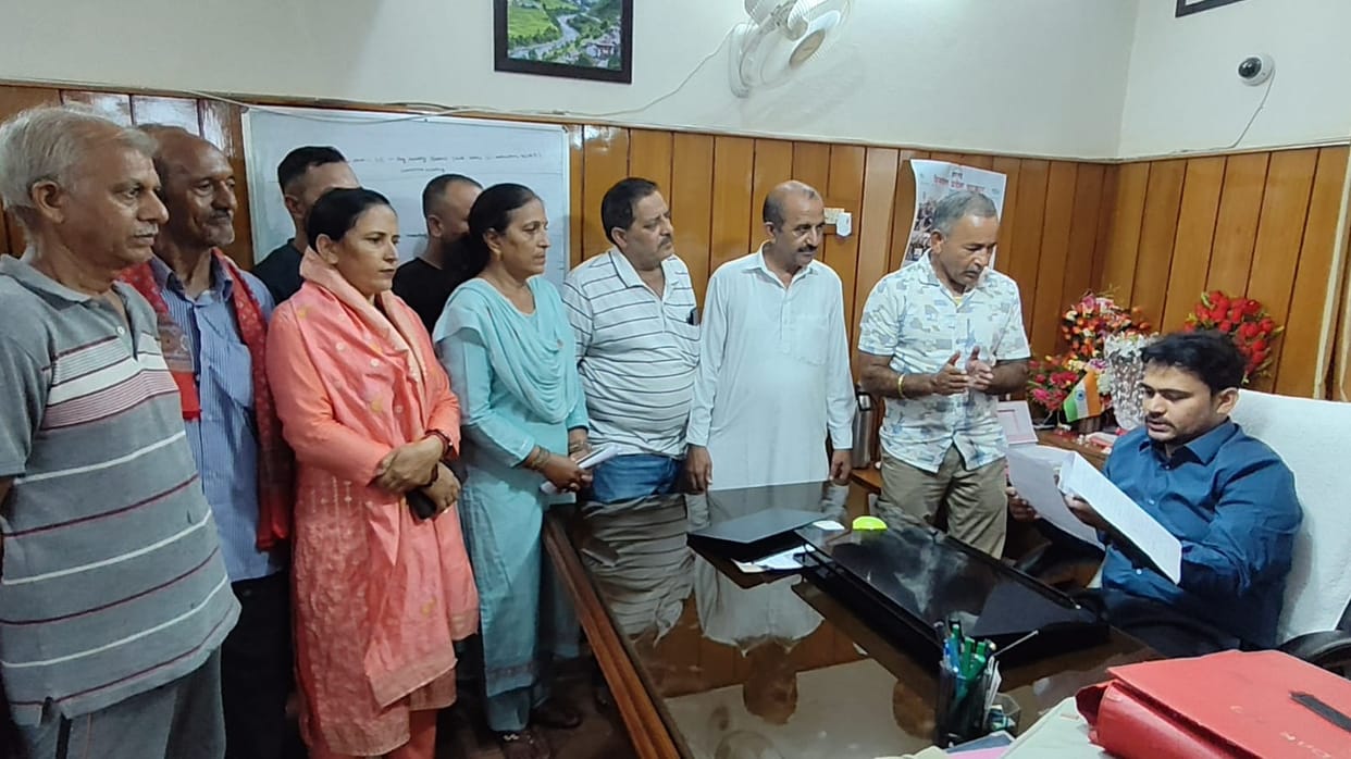 Villagers in Takreda protest against liquor shop.