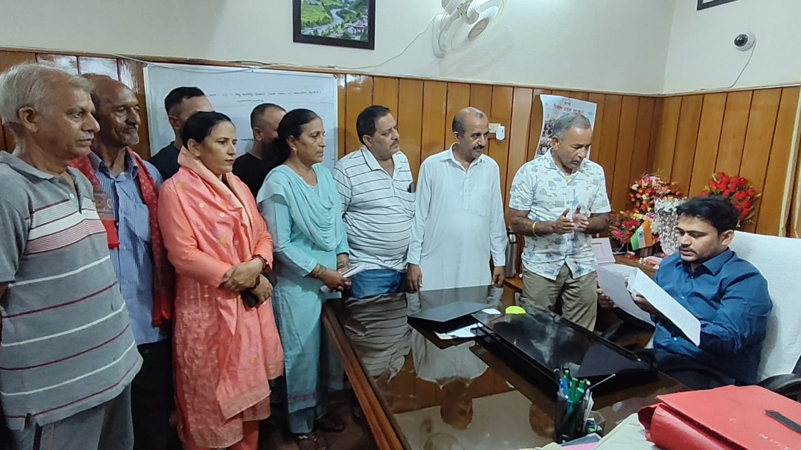शराब के ठेके के विरोध में एसडीएम घुमारवीं को ज्ञापन देते ग्राम पंचायत घुमारवीं के ग्रामीण। संवा