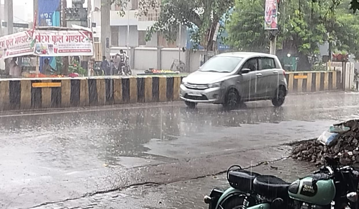 Persistent light rain; waterlogging causes havoc.