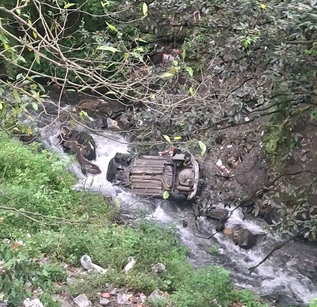 तकलेच में सडक़ से नीचे खड्ड में गिरी कार। संवावद 