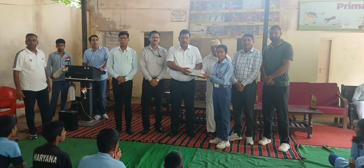 The winning team of the netball competition was felicitated at the school.