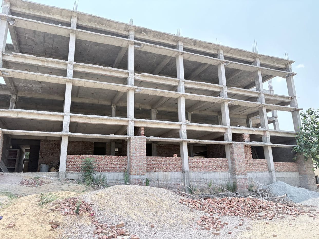 In the Government Model Sanskriti Vidyalaya, studies are being conducted in two shifts with the help of room staff.