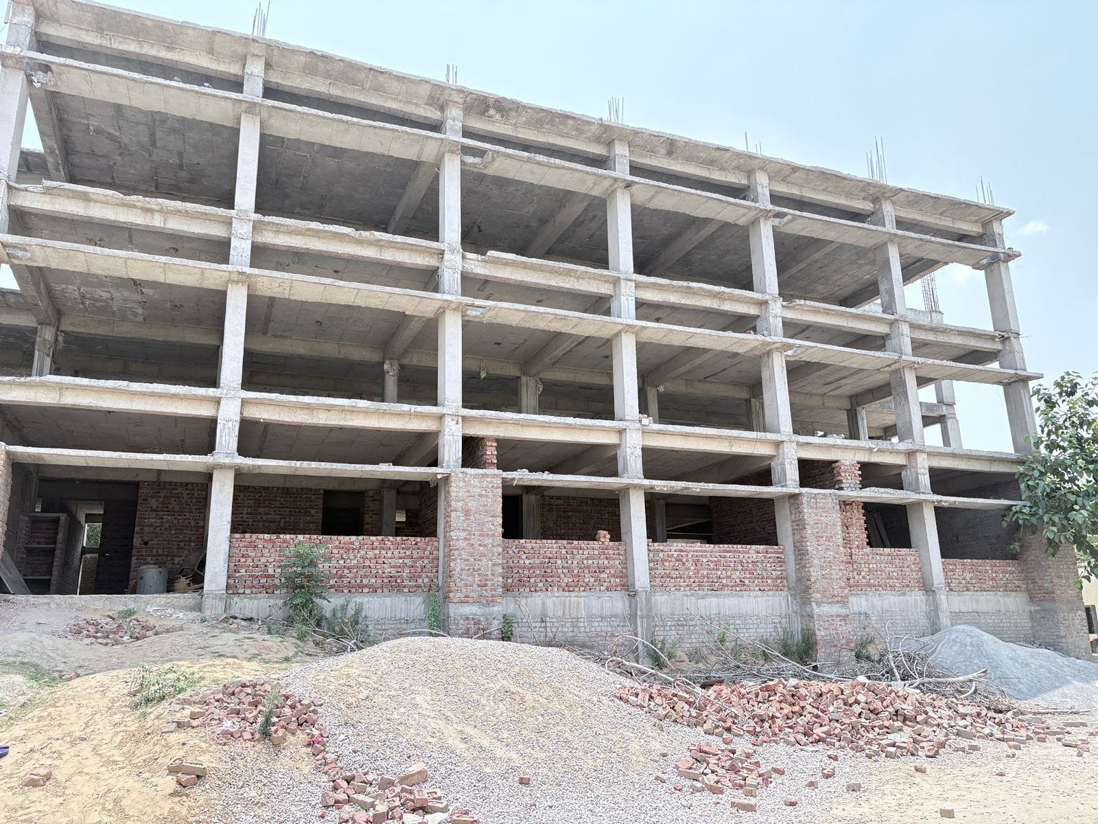 ततारपुर इस्तमुरार स्थित राजकीय मॉडल संस्कृति विद्यालय में रुका पड़ा भवन निर्माण कार्य।संवाद