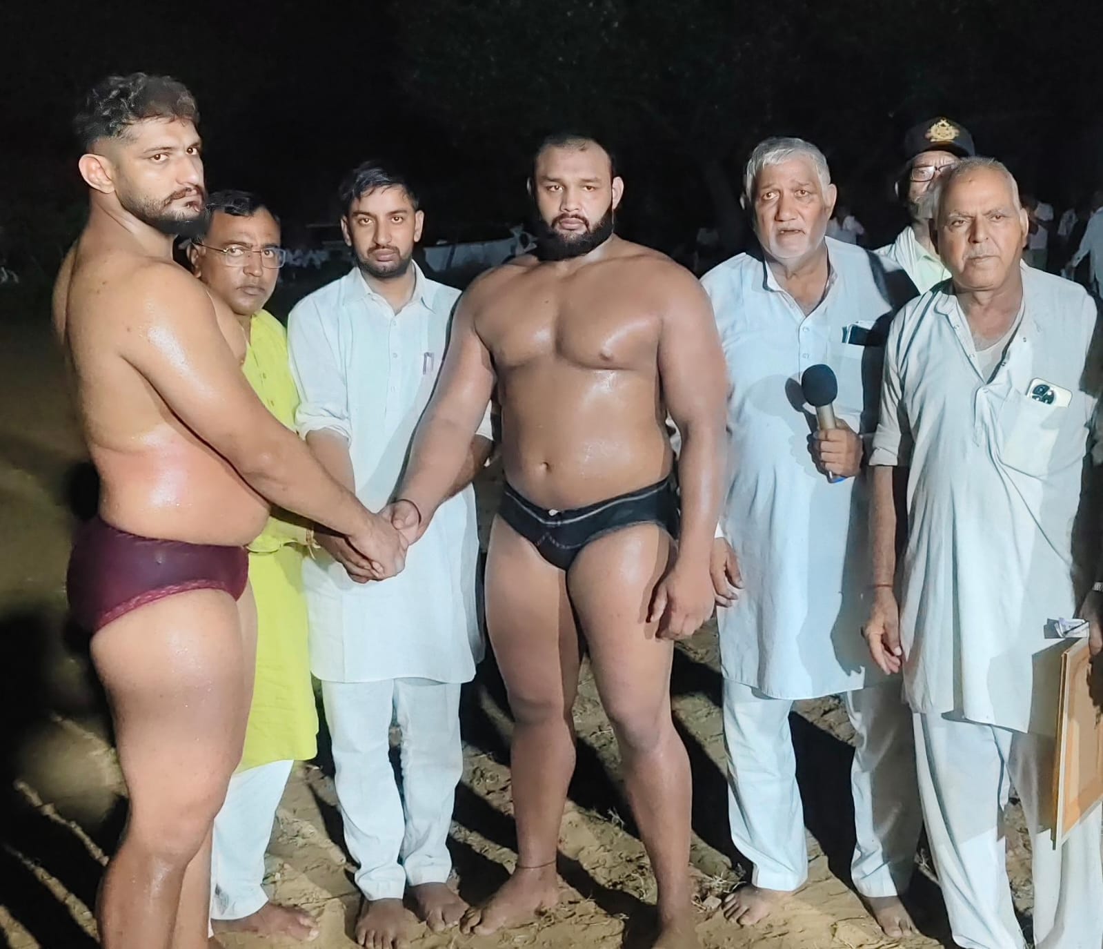 दंगल में एक साथ खड़े पहलवान। स्रोत : ग्रामीण