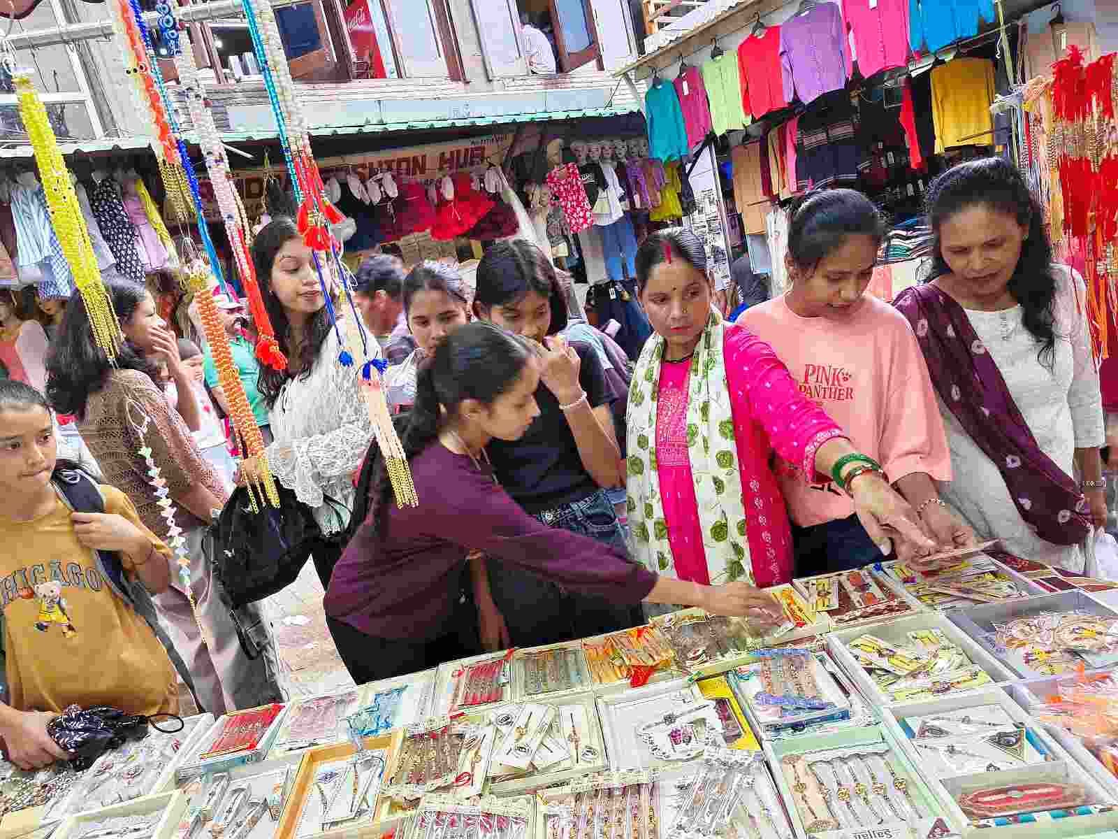  दुकान में राखी खरीदने को लगी महिलाएं और बालिकाओं की भीड़। संवाद