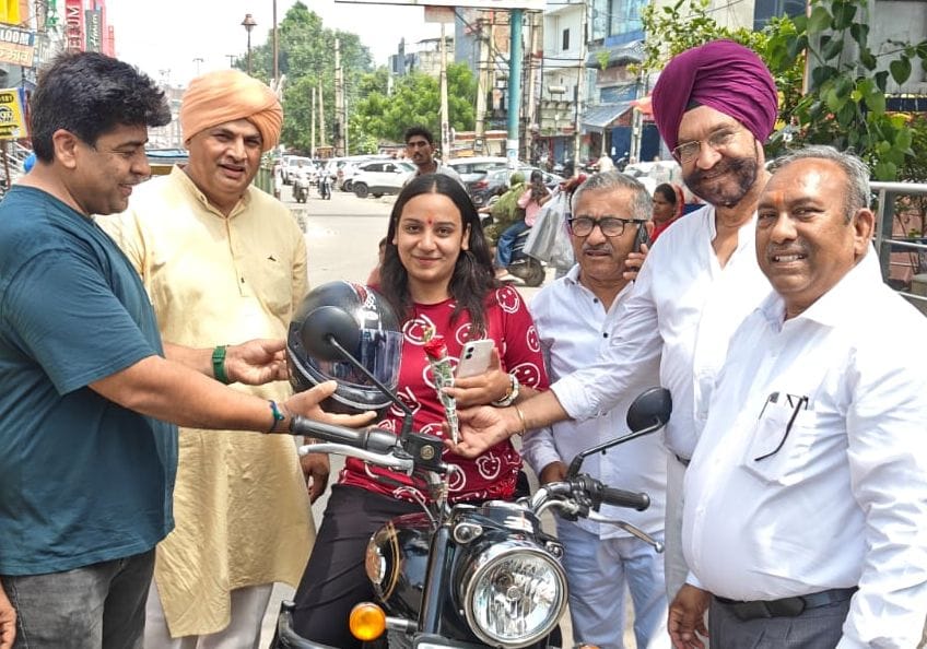 Motorists riding without helmets were made aware through the presentation of roses and helmets.