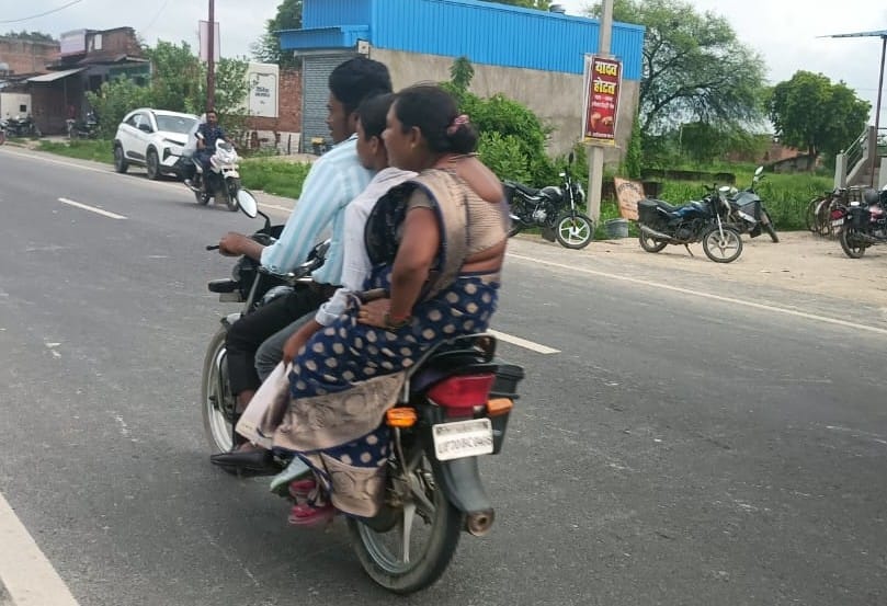 दुर्गागंज अभोली में बिना हेलमेट और एचएसआरपी नंबर के जा रहा बाइक सवार। संवाद