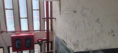 धर्मशाला अस्पताल की दिवारों पर आई सीलन। अमर उजाला