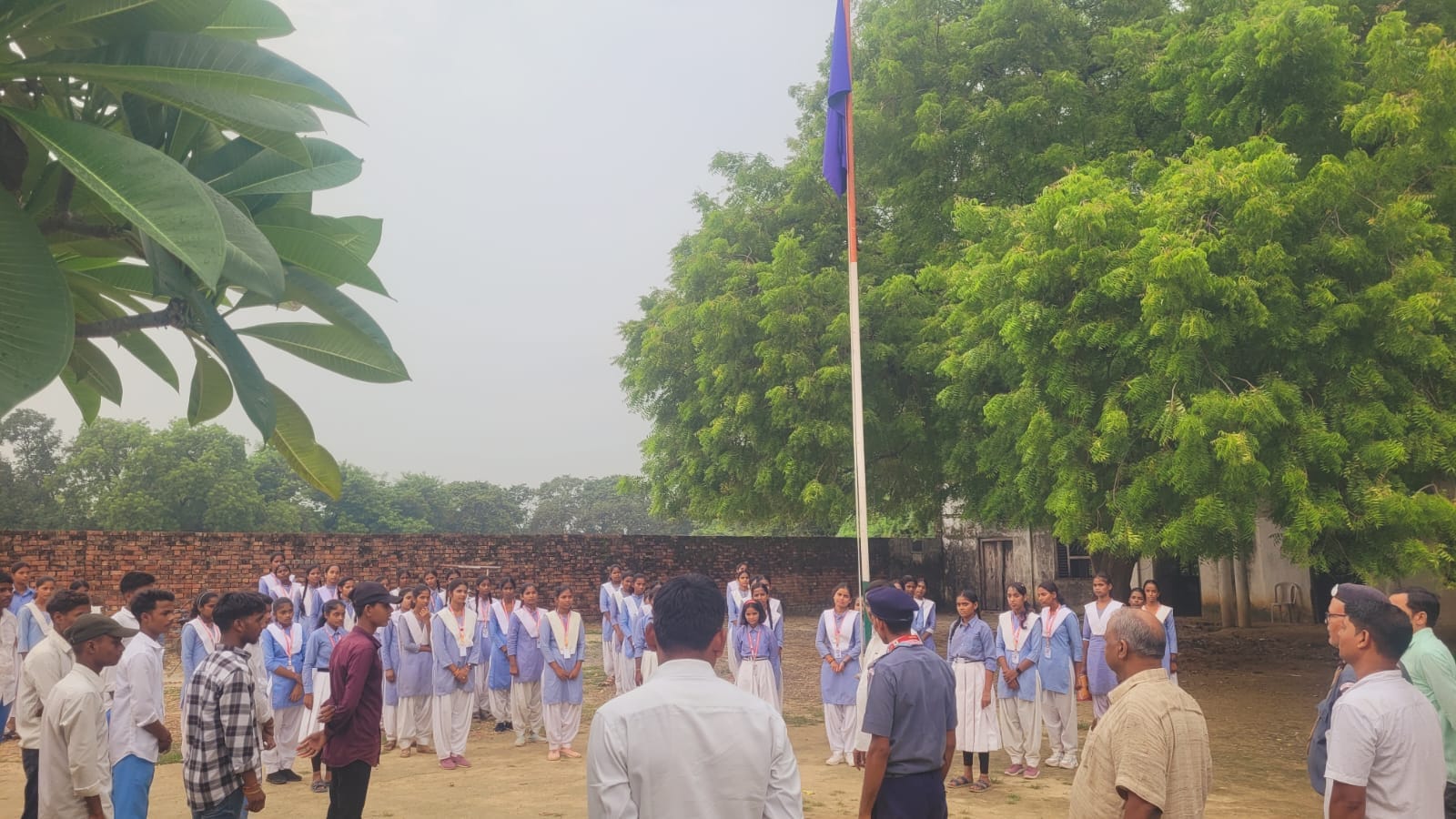 उचौरी गांव स्थित इंटर कॉलेज में स्काउट गाइड प्रशिक्षण शिविर में ध्वजारोहण करते छात्र व छात्राएं