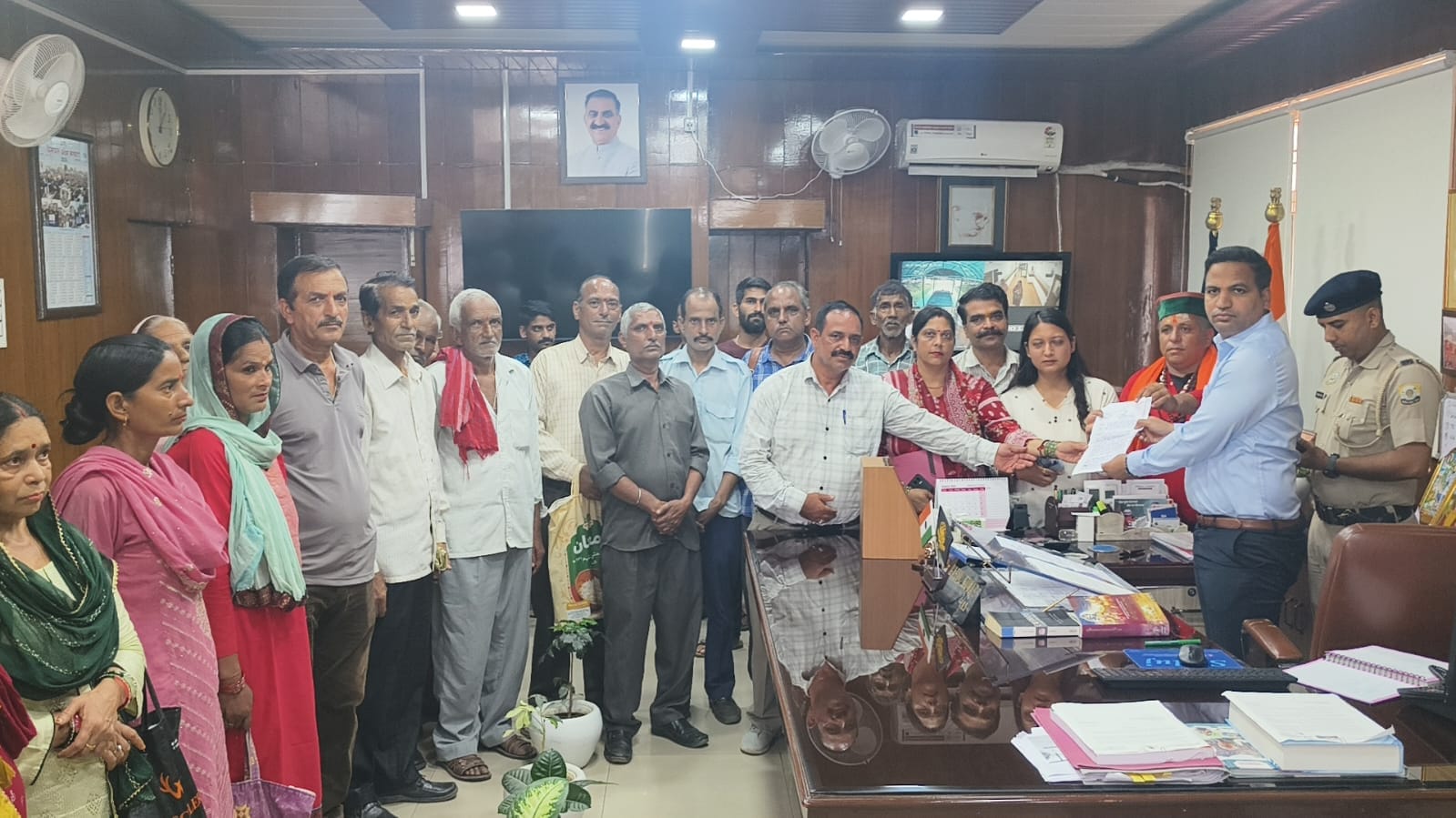 उपायुक्त को ज्ञापन सौंपते साई-नोड़वां और गाउटा गांव के ग्रामीण। स्रोत: जागरूक पाठक