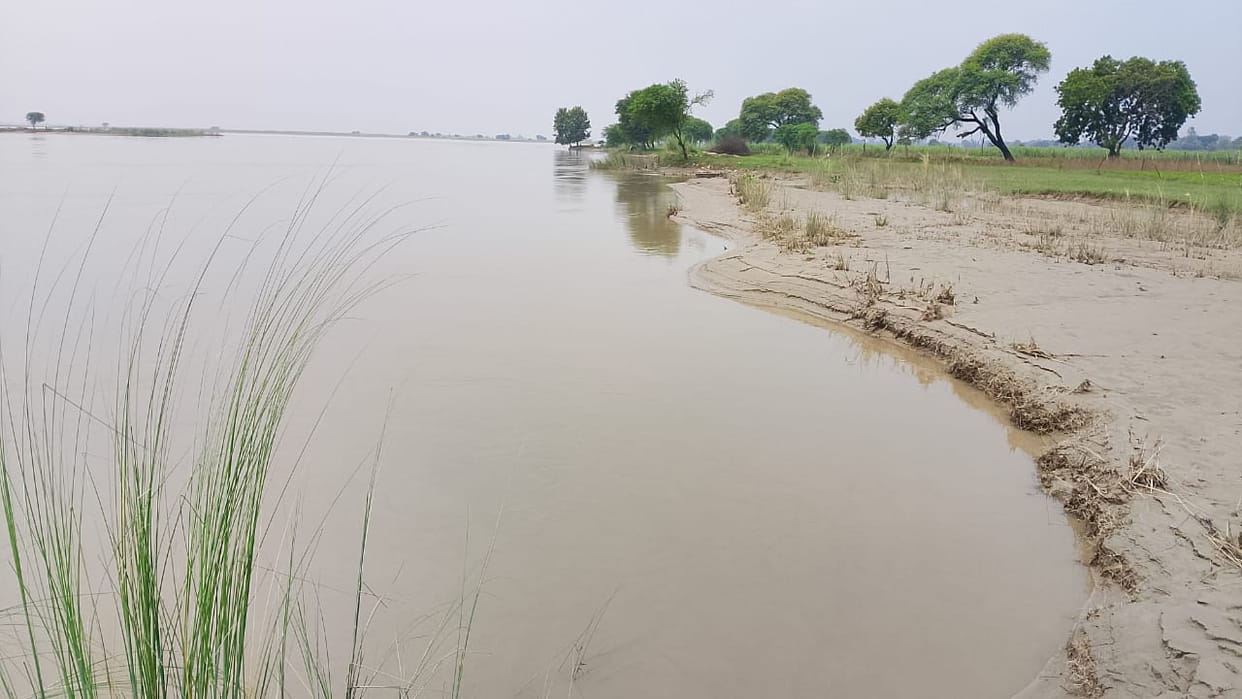 Saryu water level recedes; erosion and foul odor increase villagers' concerns.