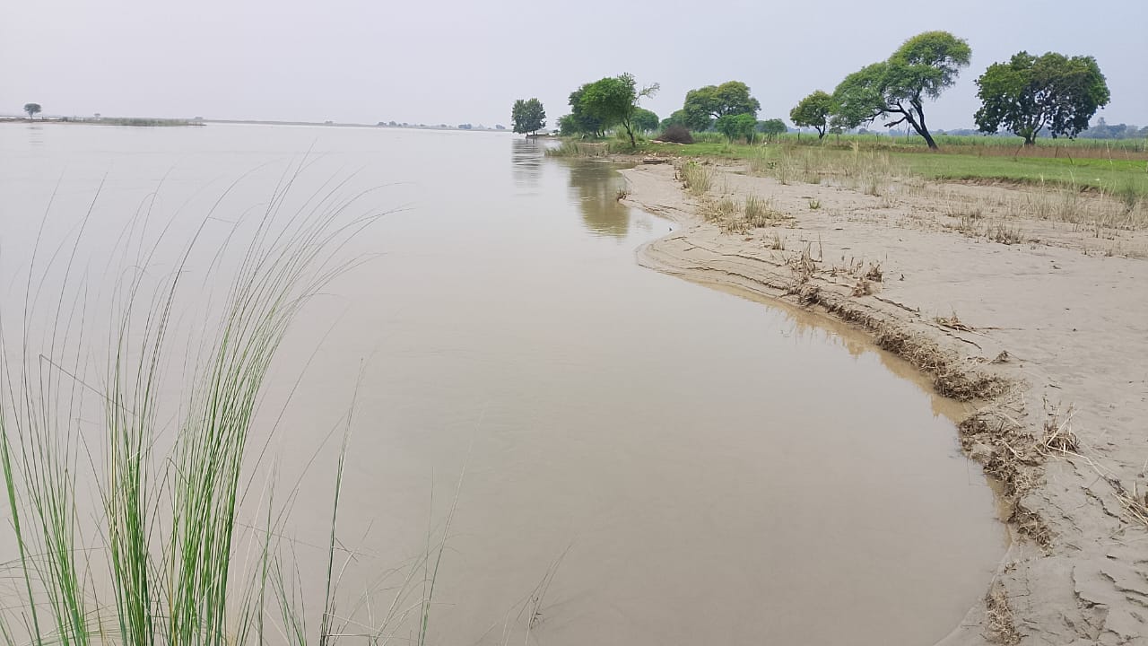 विक्रमजोत के अर्जुनपुर गांव के पास कटान करती सरयू संवाद