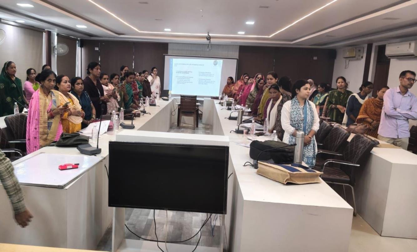 विकास भवन सभागार में आयोजित कार्यशाला में मौजूद महिलाएं।
