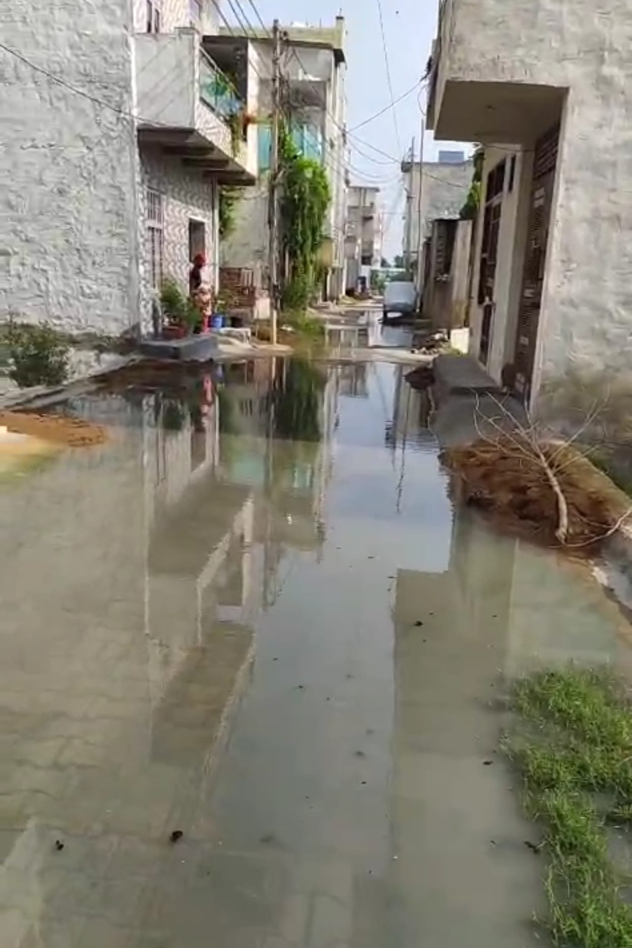Sewer overflow in Ward No. 17; dirty water accumulated in the street.