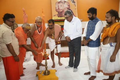 वाराणसी के दारघास स्थित श्री करपात्री धाम में युवा चेतना के तत्वावधान में नई पीढ़ी और भारत 2047