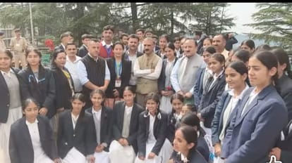 विधानसभा की कार्यवाही देखकर मुख्यमंत्री के साथ चौपाल स्कूल के विद्यार्थी। संवाद