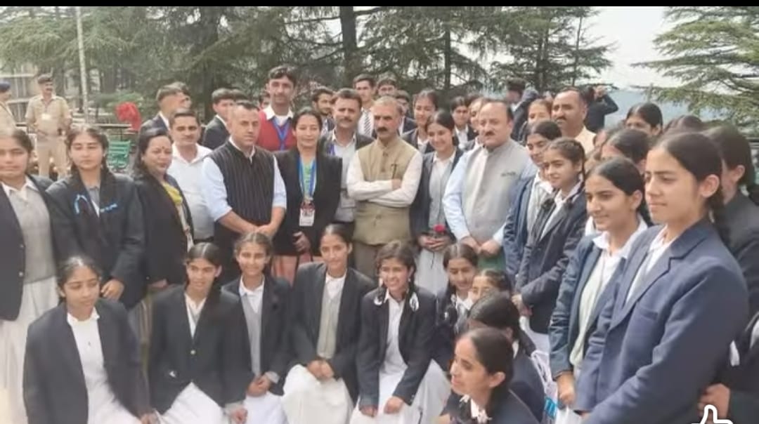 विधानसभा की कार्यवाही देखकर मुख्यमंत्री के साथ चौपाल स्कूल के विद्यार्थी। संवाद