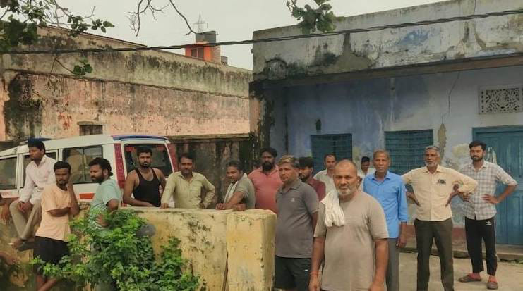 युवक के संदिग्ध दशा में लापता होने के बाद ब्रजघाट चौकी के बाहर खड़ी लोगों की भीड़। स्रोत जागरूक