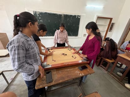 05. राष्ट्रीय खेल दिवस पर नेकीराम शर्मा कॉलेज में कैरम बोर्ड खेलती छात्राएं। स्रोत: कॉलेज