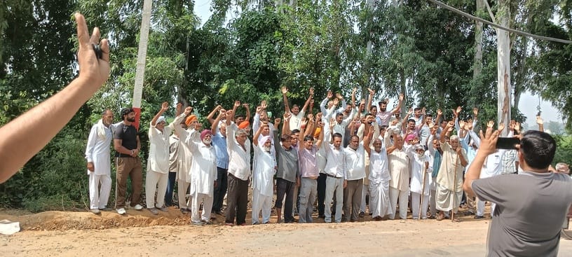 Villagers in Chandlana outraged over the laying of a sewerage pipeline; raised slogans against the government and the department.