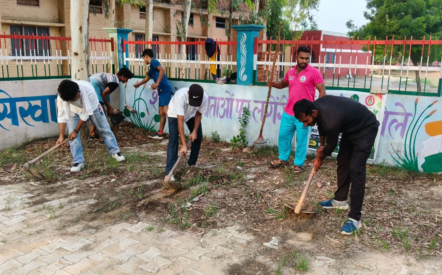 28जेएनडी16: घिमाना गांव में सफाई अभियान चलाते हुए युवा। संवाद
